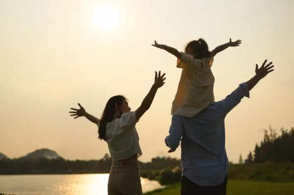 Financial advisor discussing retirement wealth planning with senior couple